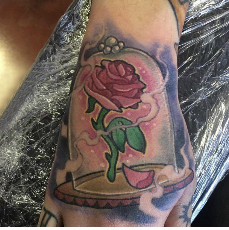 男生手背上彩绘渐变简单线条植物玫瑰花纹身图片