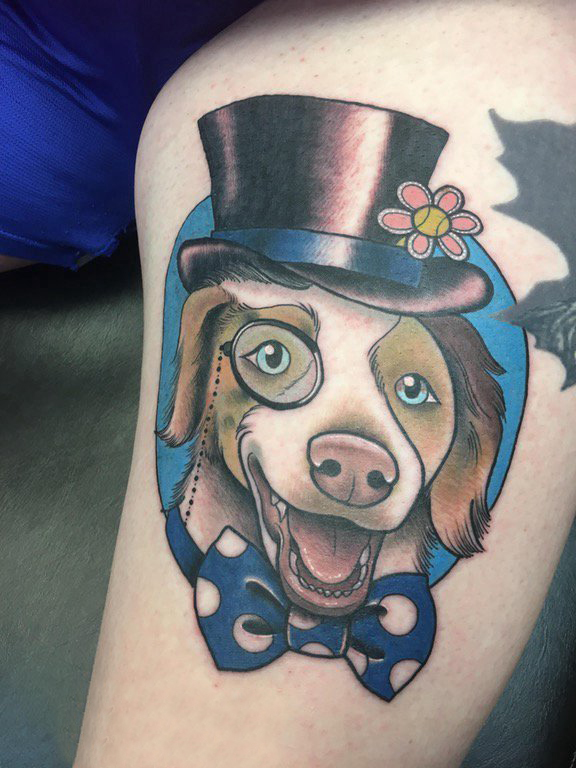 男生手臂上彩绘简单线条蝴蝶结和小动物狗纹身图片