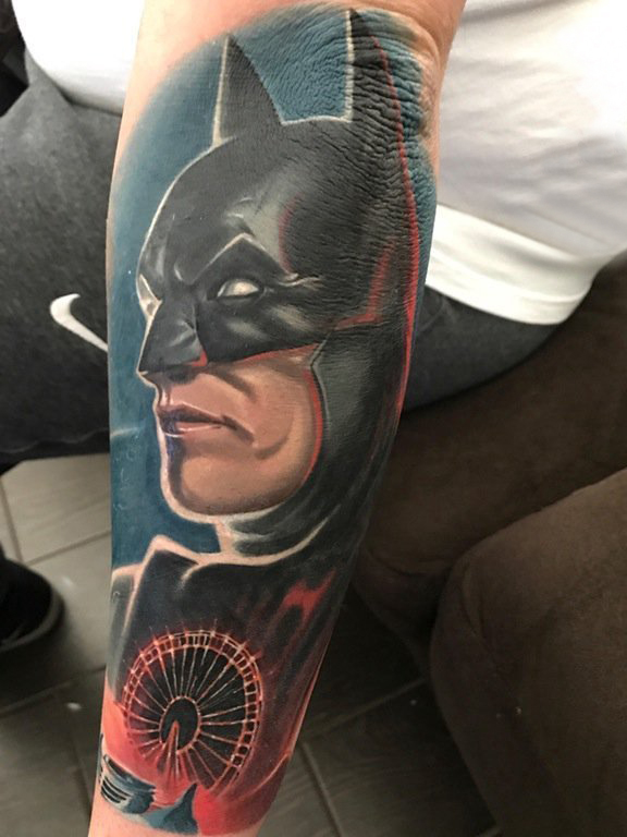 男生手臂上彩绘简单线条英雄人物肖像蝙蝠侠纹身图片