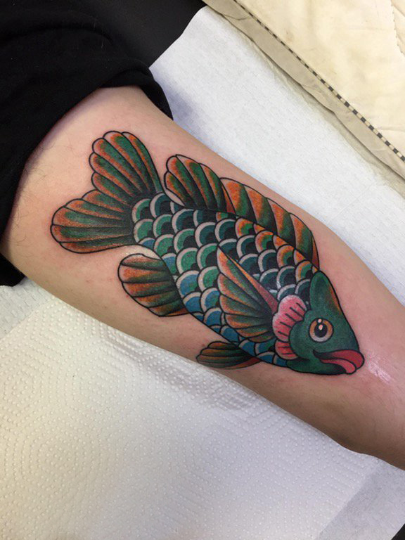 男生手臂上彩绘渐变简单线条小动物鱼纹身图片