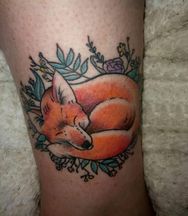 男生手臂上彩绘渐变简单线条植物藤和动物狐狸纹身图片