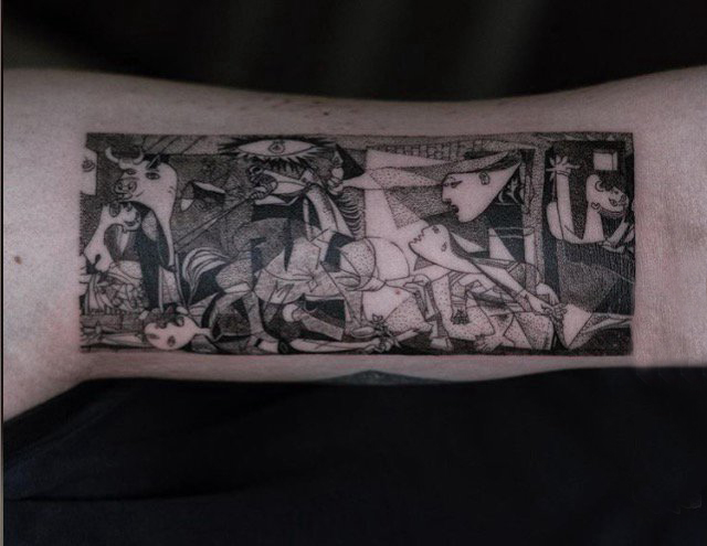 男生手臂上黑灰点刺几何抽象线条毕加索名画纹身图片