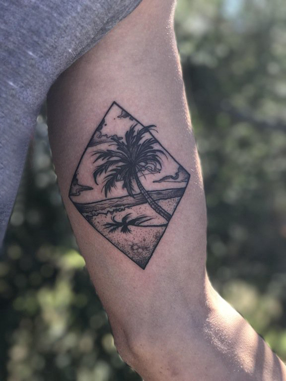 男生手臂上黑灰点刺几何简单线条植物椰树风景纹身图片