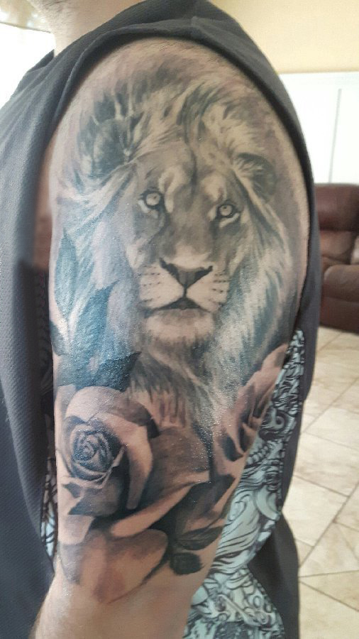 男生手臂上黑灰素描点刺技巧创意霸气狮子头纹身图片