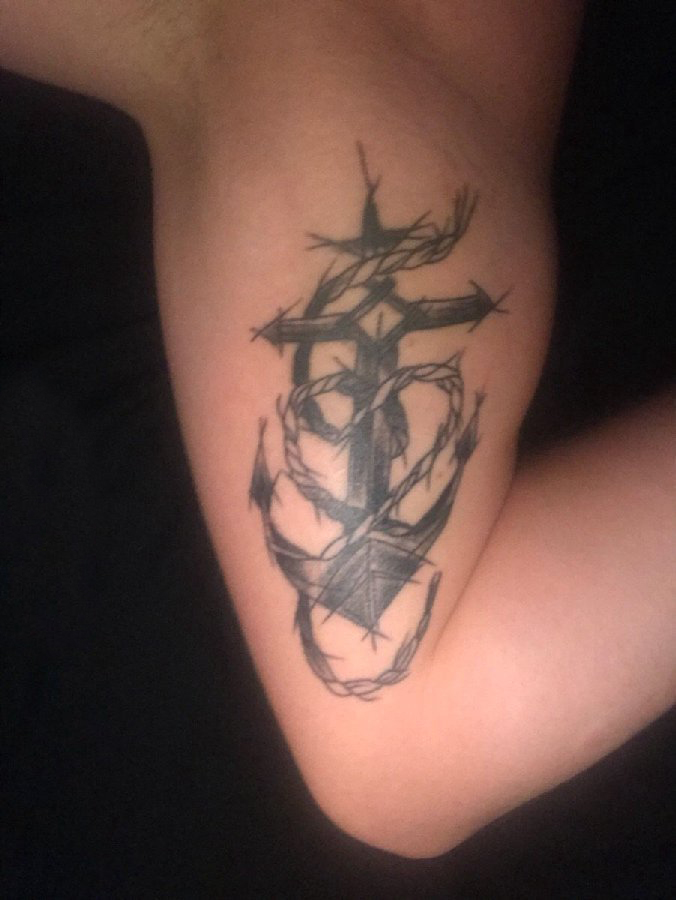 男生手臂上黑灰素描点刺技巧海军风船锚纹身图片