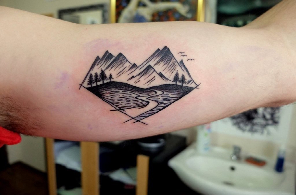 男生手臂上黑色点刺简单抽象线条山水风景纹身图片