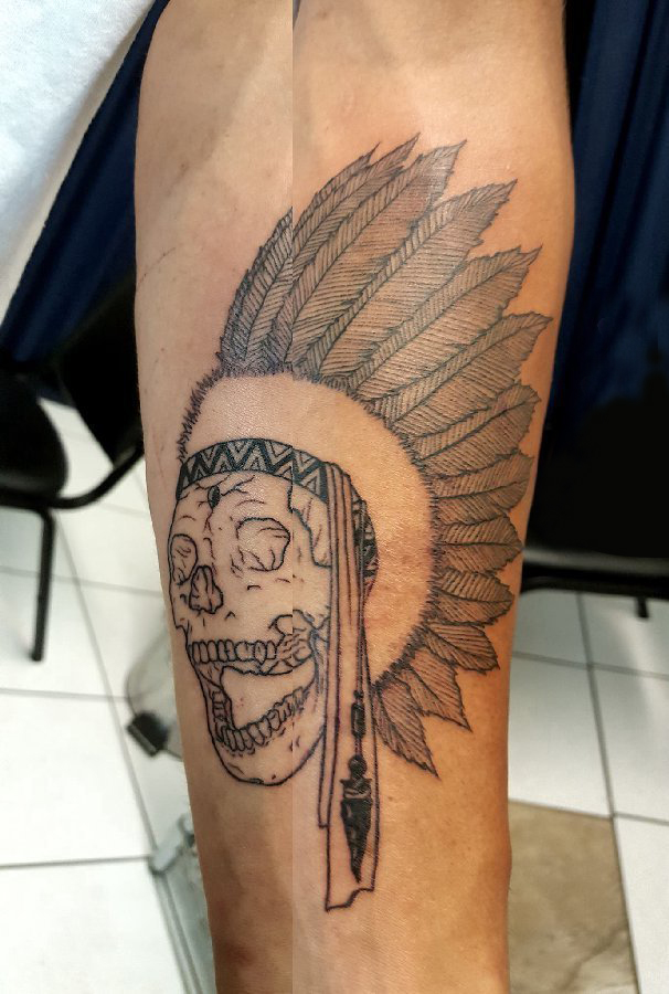 男生手臂上黑色点刺简单线条骷髅印第安人纹身图片