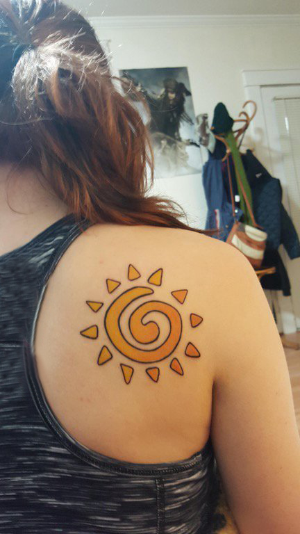 女生后背上彩绘几何简单线条太阳纹身图片