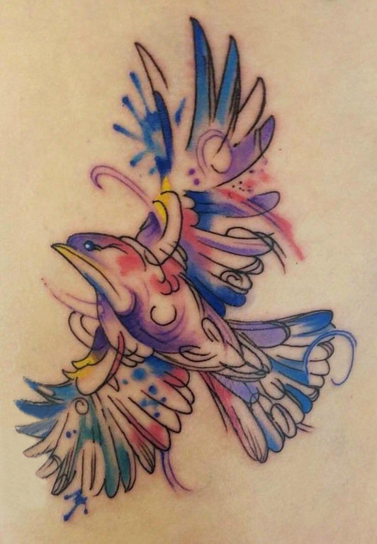 女生后背上彩绘渐变抽象线条小动物鸟纹身图片
