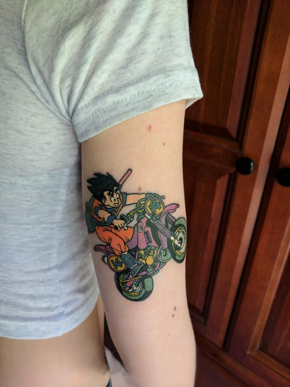 女生手臂上彩绘水彩素描创意动漫卡通纹身图片
