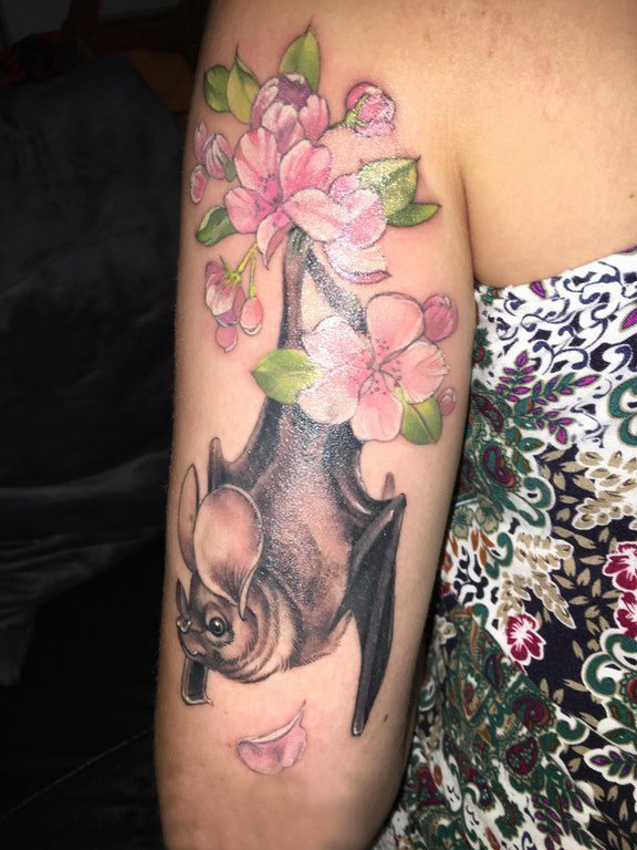 女生手臂上彩绘水彩素描创意唯美花朵动物纹身图片