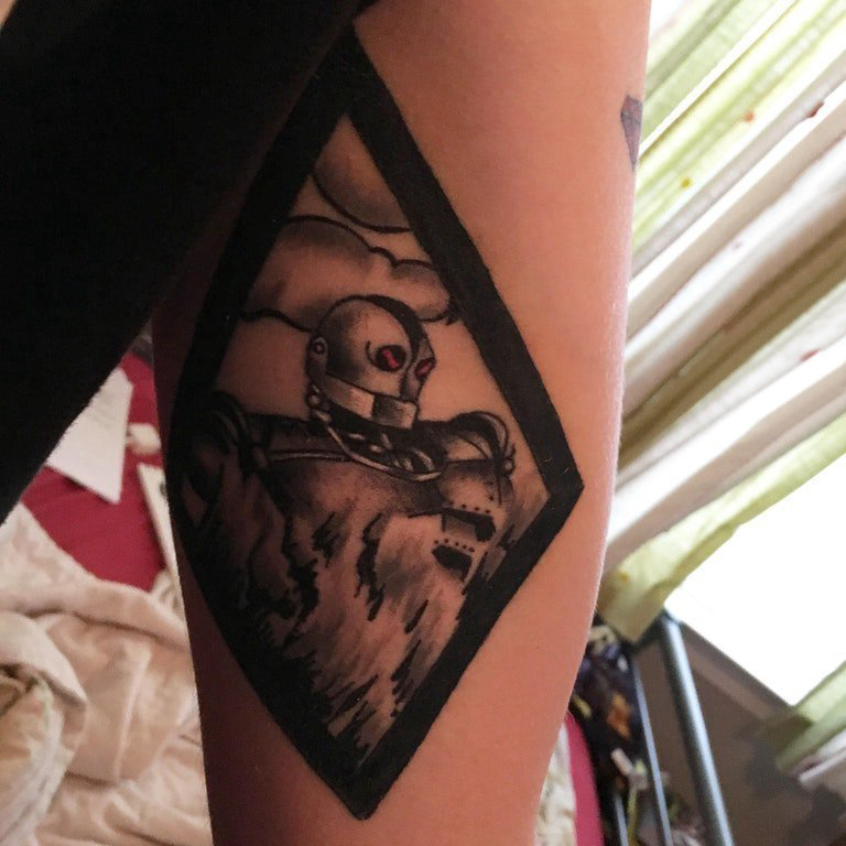 女生手臂上黑灰素描点刺技巧创意骷髅纹身图片