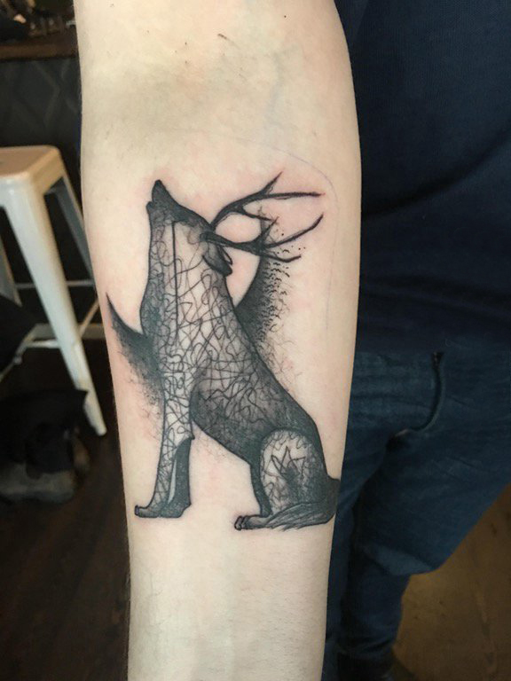 女生手臂上黑色点刺几何简单线条小动物狼纹身图片