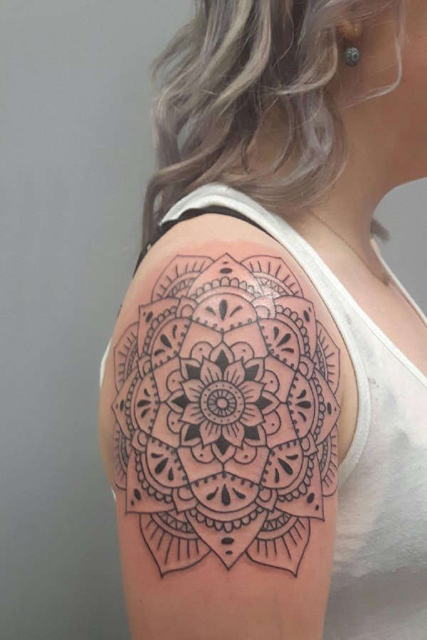 女生手臂上黑色线条素描几何元素创意梵花纹身图片