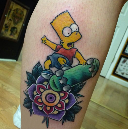 女生小腿上彩绘几何线条花朵和卡通辛普森纹身图片