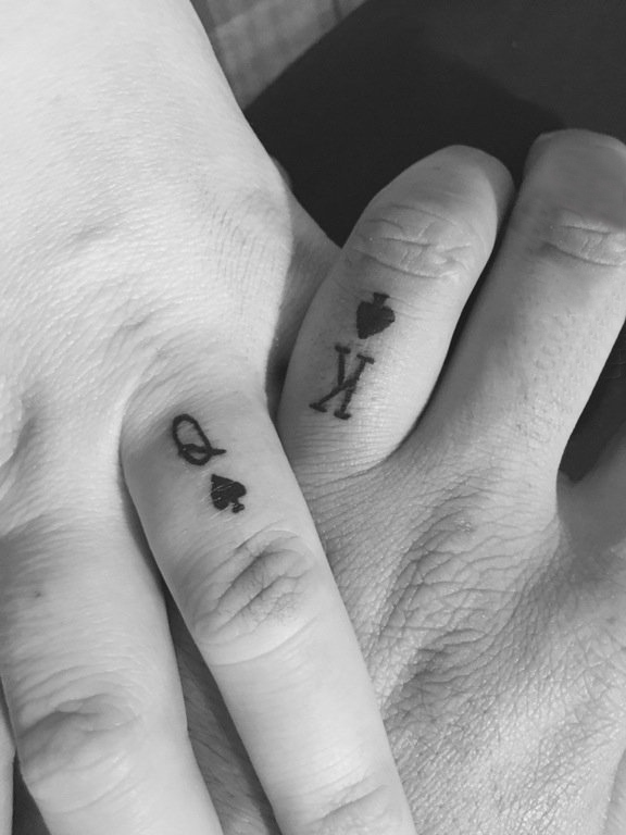 情侣手指上黑色简单线条字母和心形纹身图片