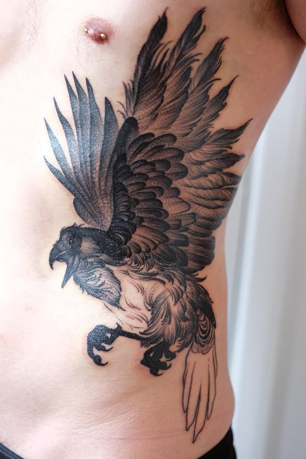 男生侧腰上黑色点刺简单线条写实小动物老鹰纹身图片