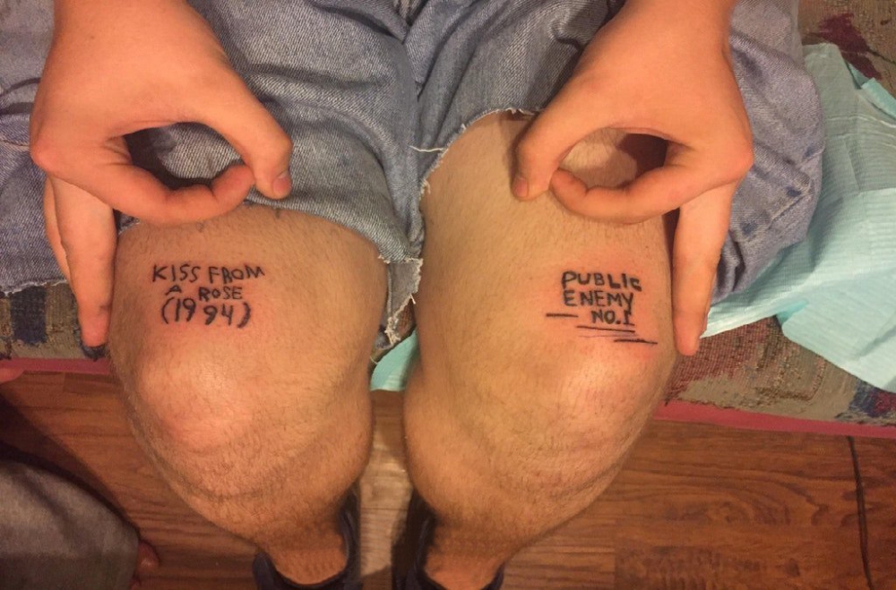 男生大腿上黑色简单线条创意英文纹身图片