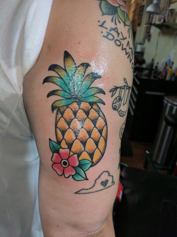 男生手臂上彩绘简单线条花朵和水果菠萝纹身图片
