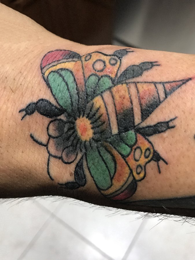 男生手臂上彩绘渐变几何简单线条小动物蜜蜂纹身图片