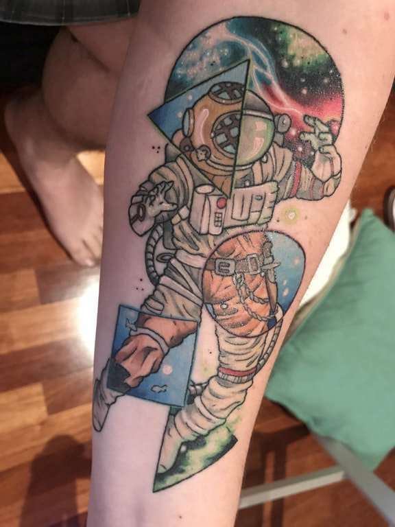 男生手臂上彩绘渐变几何简单线条星球和宇航员纹身图片