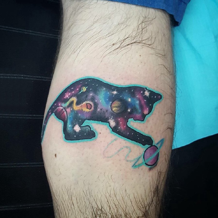 男生手臂上彩绘渐变星空元素小动物猫咪纹身图片