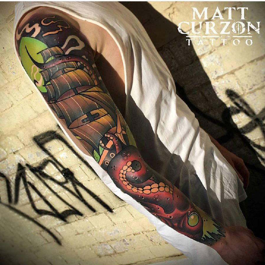 男生手臂上彩绘水彩素描创意霸气帆船纹身图片