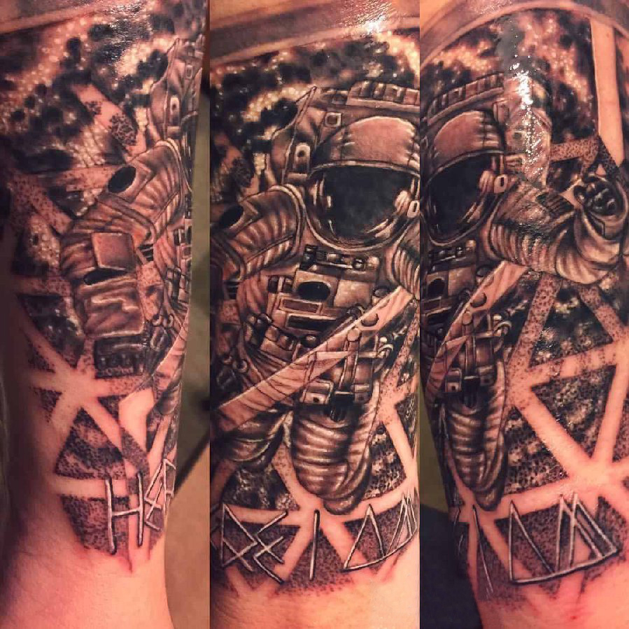 男生手臂上黑灰素描点刺技巧创意霸气宇航员纹身图片