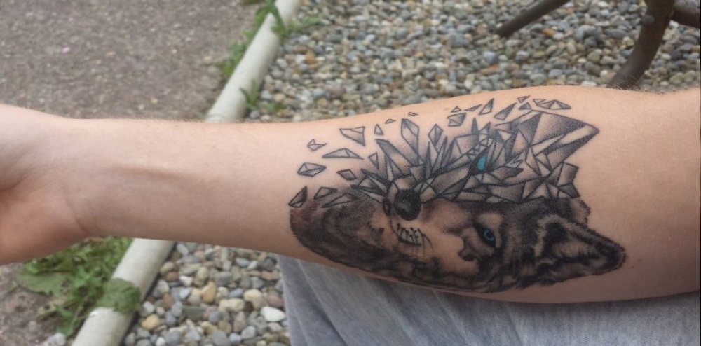男生手臂上黑色点刺几何简单线条拼接小动物狼纹身图片