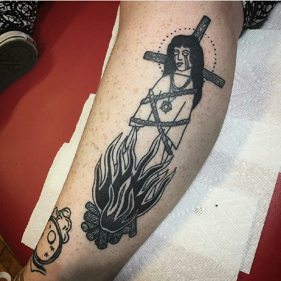 男生小腿上黑灰素描创意恐怖十字架火烧人物纹身图片
