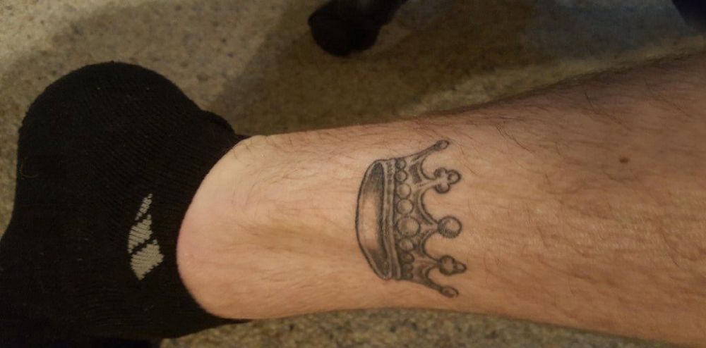 男生小腿上黑色点刺简单线条皇冠纹身图片