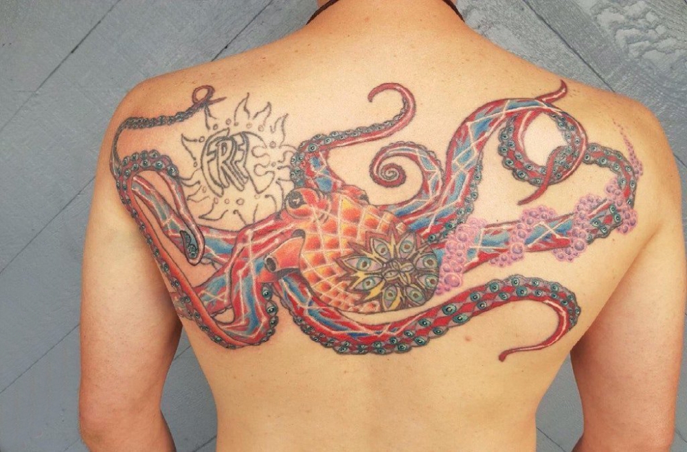 女生背部彩绘水彩素描创意霸气章鱼纹身图片