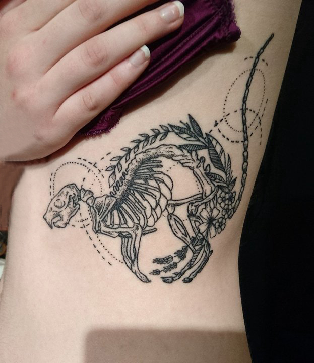女生侧腰上黑色点刺几何简单线条动物骨架纹身图片