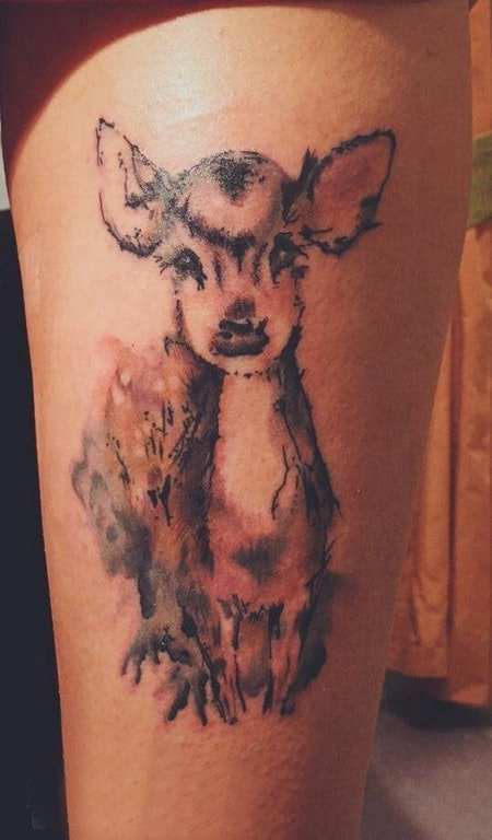 女生大腿上彩绘渐变抽象线条可爱小动物鹿纹身图片