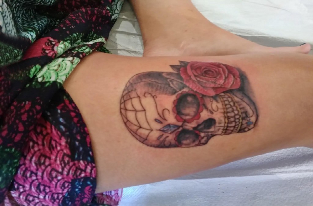 女生大腿上彩绘水彩素描创意霸气经典骷髅纹身图片