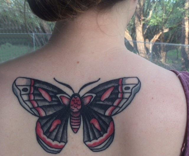 女生后背上彩绘几何简单线条小动物蝴蝶纹身图片