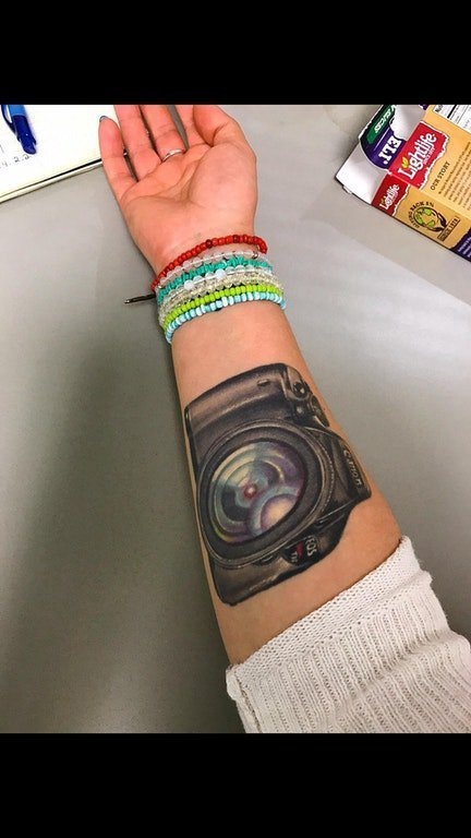 女生手臂上彩绘水彩素描创意文艺照相机纹身图片