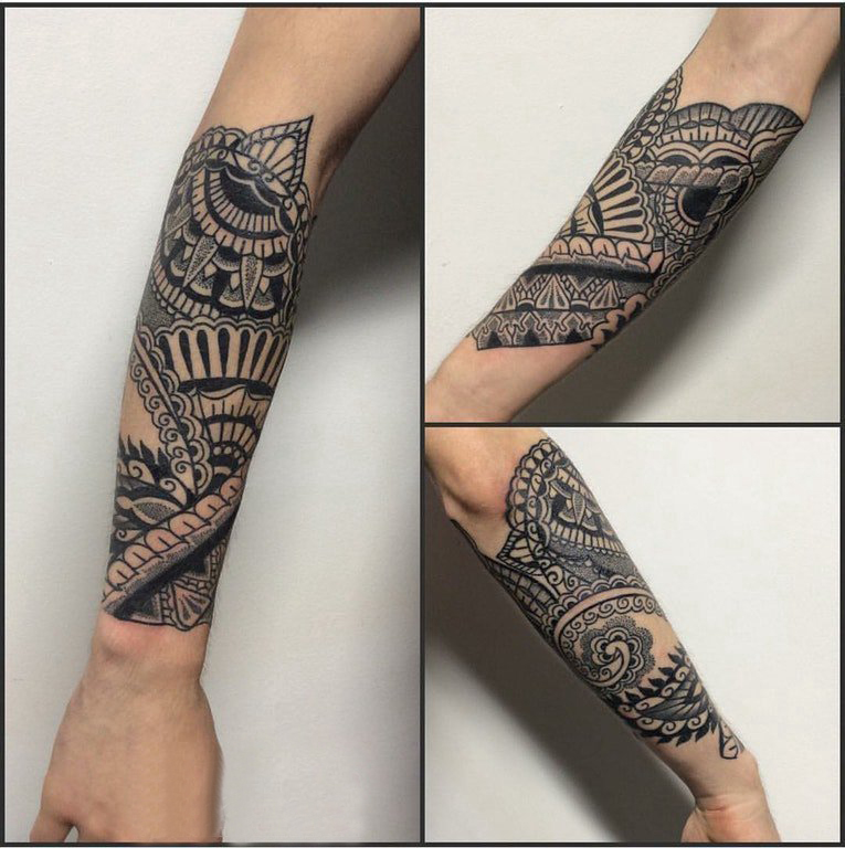 女生手臂上黑色线条素描文艺梵花花纹纹身图片