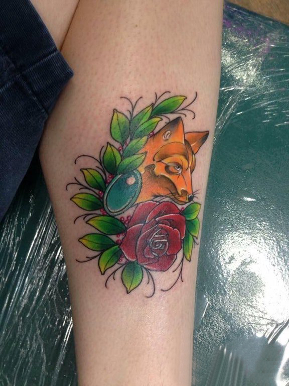 女生小腿上彩绘渐变简单线条植物花和狐狸纹身图片