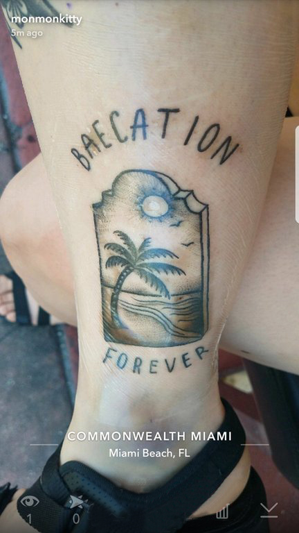 女生小腿上黑灰素描点刺技巧创意文艺唯美椰树纹身图片