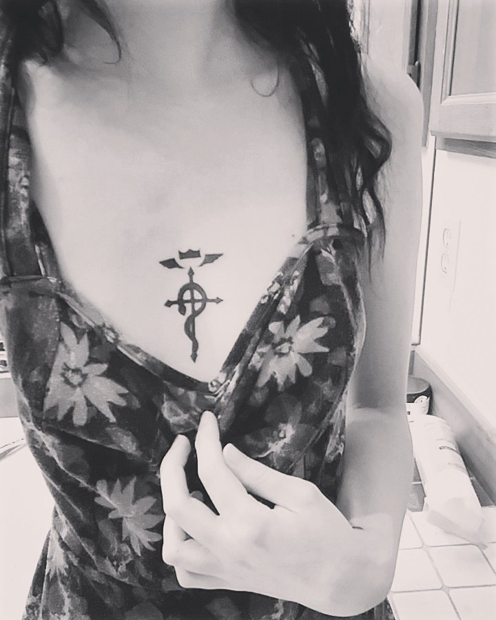 女生胸部黑色简单抽象线条创意符号纹身图片