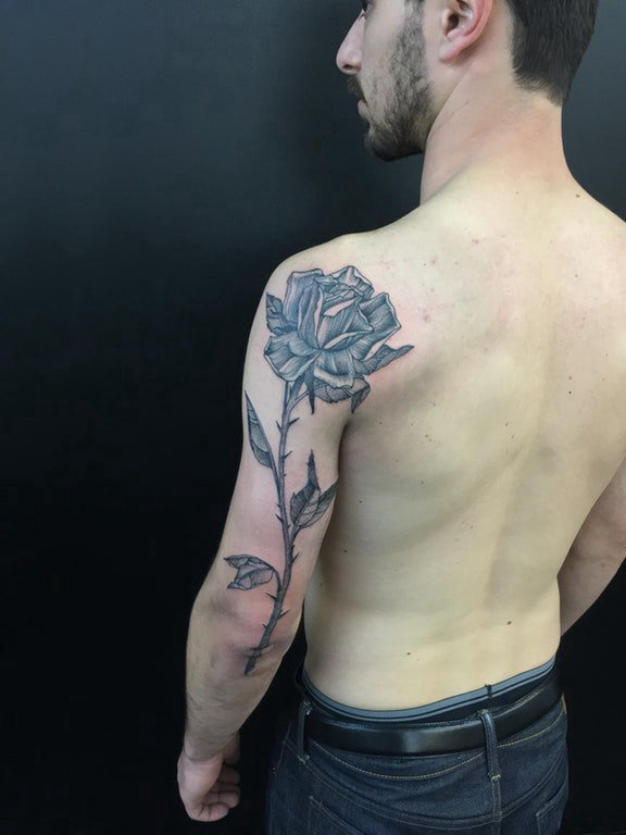 男生大臂上黑色点刺简单抽象线条植物花朵纹身图片