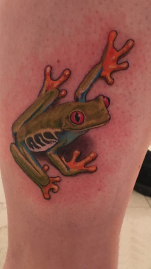 男生大腿上彩绘渐变写实小动物青蛙纹身图片