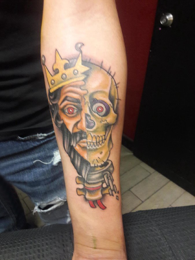 男生手臂上彩绘水彩素描霸气骷髅纹身图片