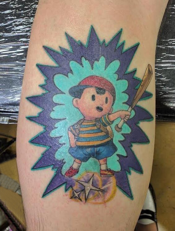 男生手臂上彩绘水彩素描可爱卡通纹身图片