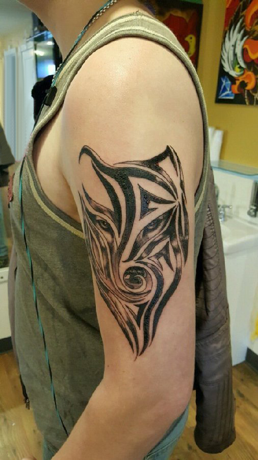 男生手臂上黑灰素描创意文艺动物纹身图片