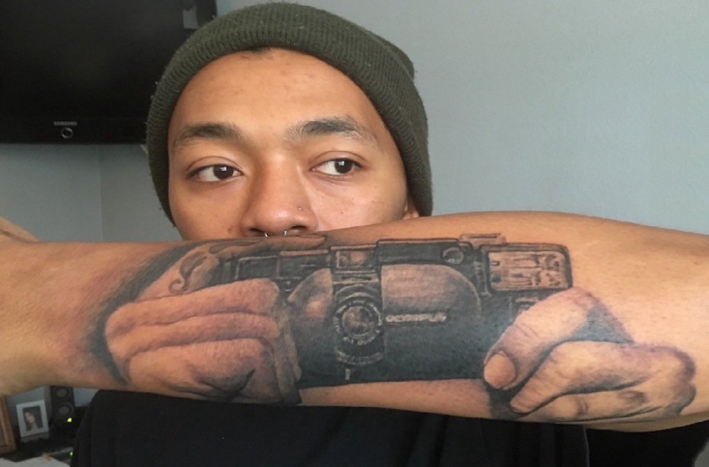 男生手臂上黑灰素描点刺技巧创意相机纹身图片