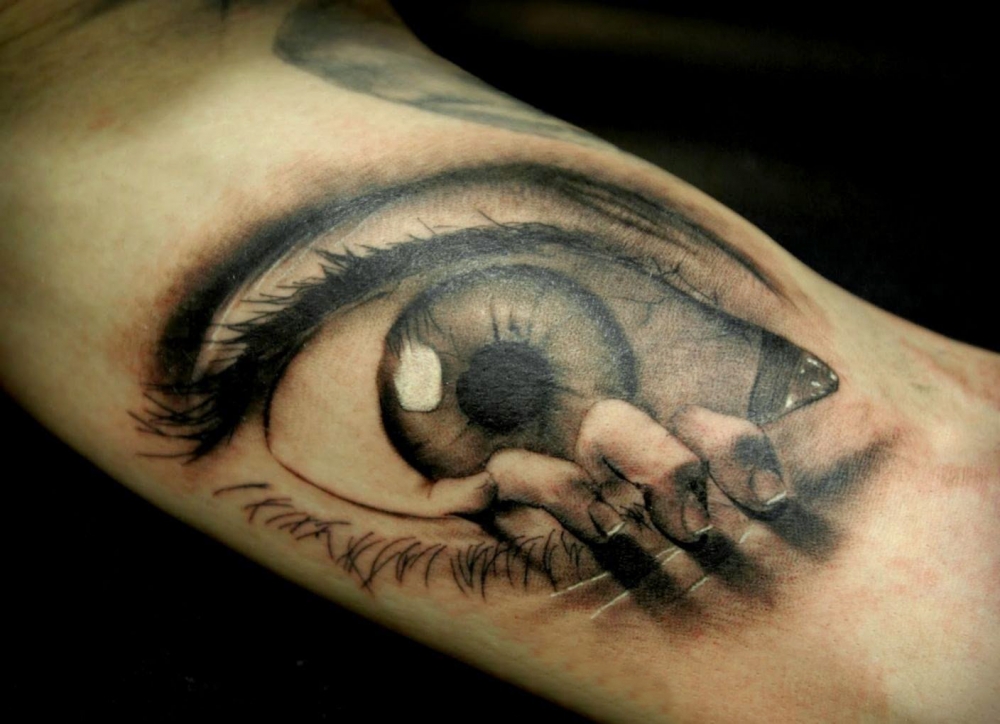 男生手臂上黑灰素描点刺技巧创意眼睛纹身图片