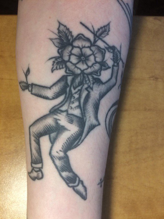 男生手臂上黑灰素描点刺技巧文艺男生人物纹身图片