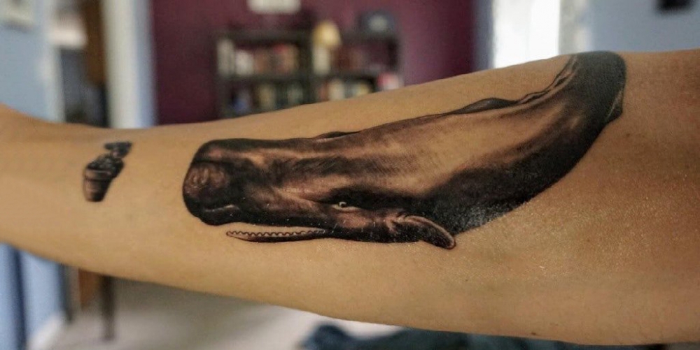 男生手臂上黑色点刺简单线条小动物鲸鱼纹身图片